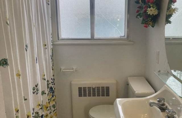 Studio Walking Distance to the University of Utah! Gallery 4