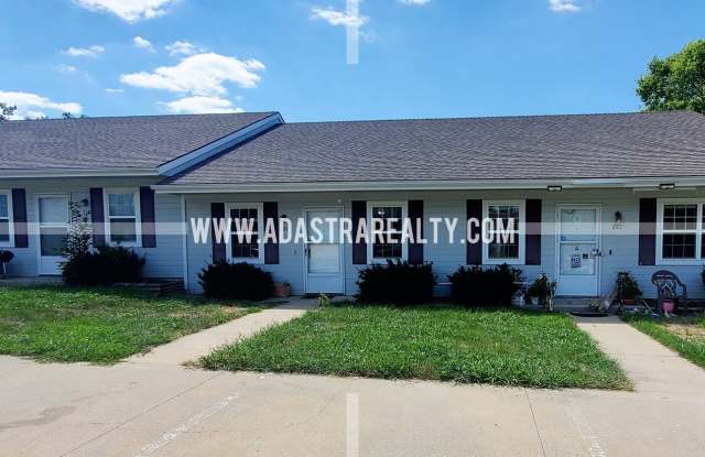 Beautiful 2 Bedroom/2 Bath in Raymore-Available NOW!! photos photos