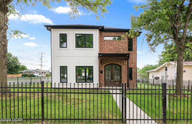 2836 E 15th Street - 2836 East 15th Street, Joplin, MO 64804