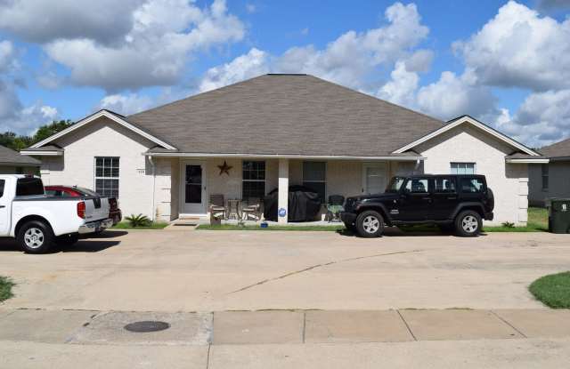 AUG PRE-LEASE! 3 Bed/3 Bath Duplex with Huge Backyard! - 412 Freeman Avenue, Bryan, TX 77803