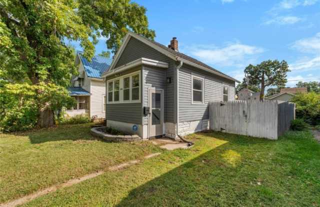 1046 12th St NE - 1046 12th Street Northeast, Cedar Rapids, IA 52402 1046 12th St NE - 1046 12th Street Northeast, Cedar Rapids, IA 52402