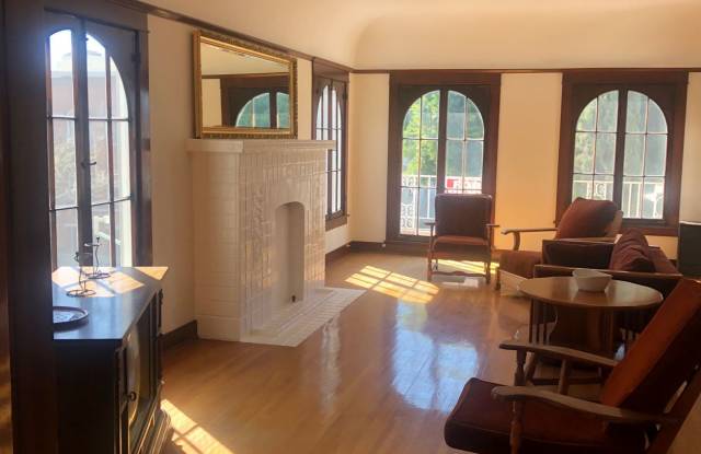 218 North Kenmore Avenue Gallery 2