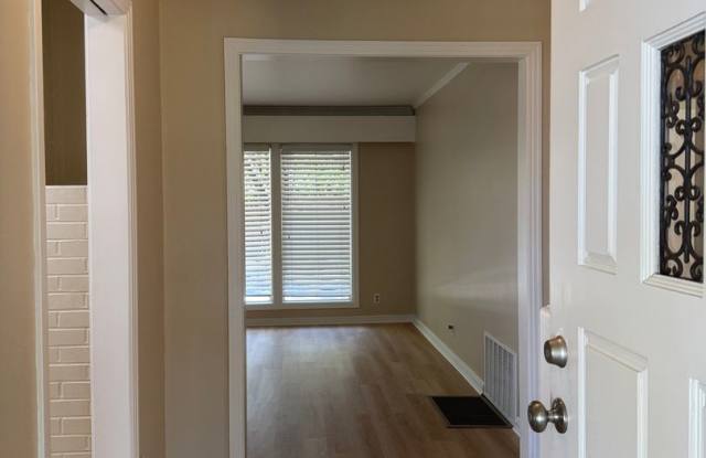 Three Bed, One Bath Home In Lincoln Village Gallery 4