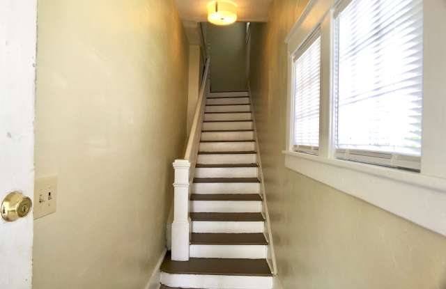 Great 2nd floor apt next to Greensboro College and convenient to downtown! Gallery 3