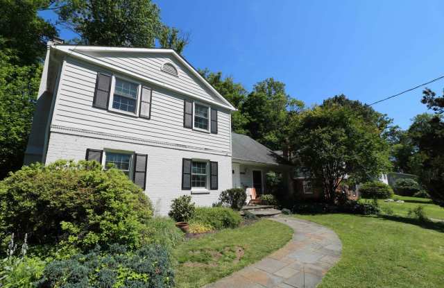 Beautifully maintained 4 bedroom, 2.5 bath Colonial! photos photos