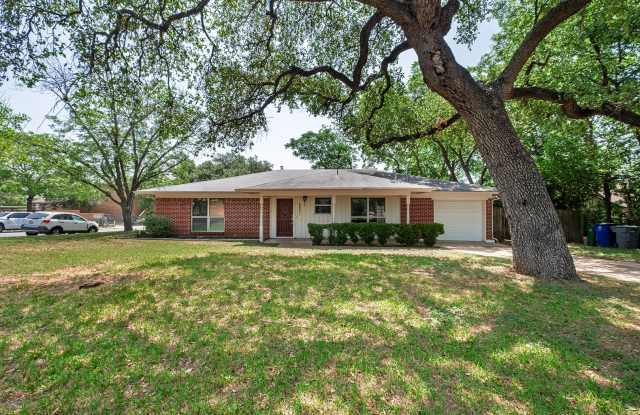3 Bedroom, 2 Bath Duplex Conveniently Located in North Austin - 8801 Camelia Lane, Austin, TX 78759