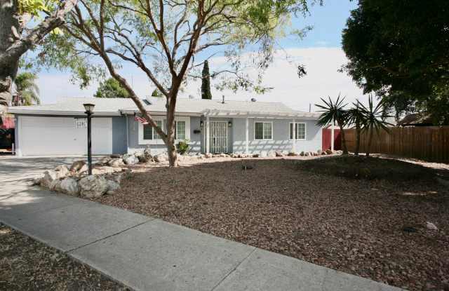 Single level newly remolded Large back yard photos photos