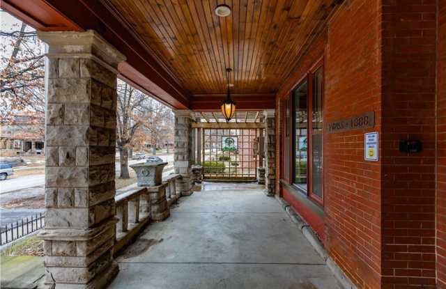 425 Gladstone Boulevard Gallery 2