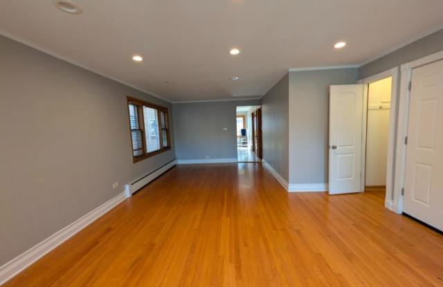 5820 North Maplewood Avenue Gallery 3