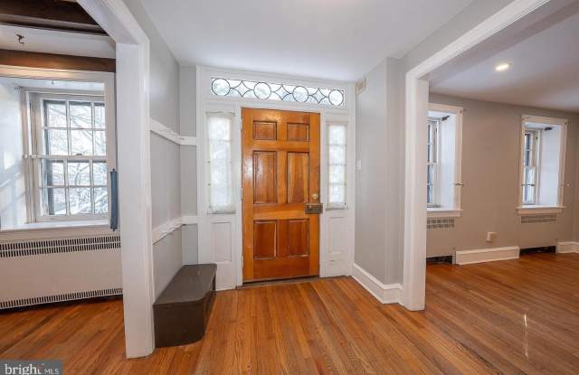625 CHELTEN HILLS Drive Gallery 2