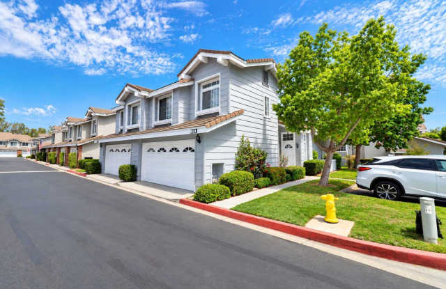 Spacious & Upgraded Tustin Ranch Townhome – Private Patio & 2-Car Garage Gallery 1