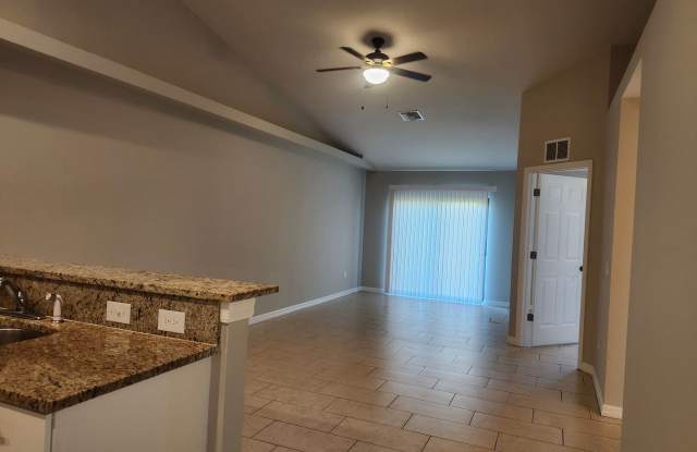 Beautiful 3 Bedroom 2 Bath Duplex with a garage and Laundry hook up Gallery 3