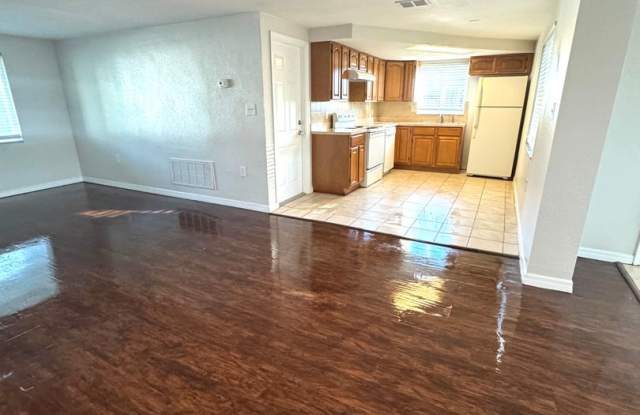 2 bedroom/2 bathroom AVAILABLE NOW! Gallery 1
