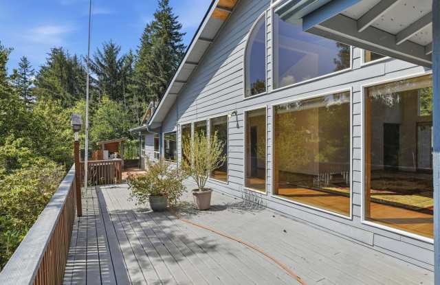 Spacious 4 Bedroom Home with Beautiful Views & 2 Garages Gallery 4