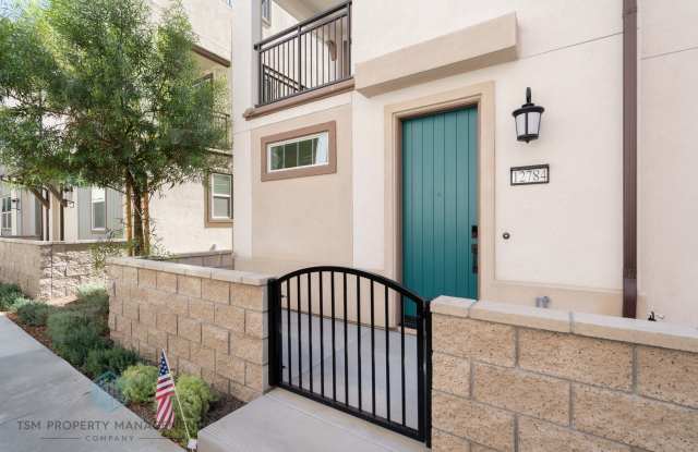 Brand New 3 Bed 2.5 Bath Townhouse in Eastvale Square! Gallery 1