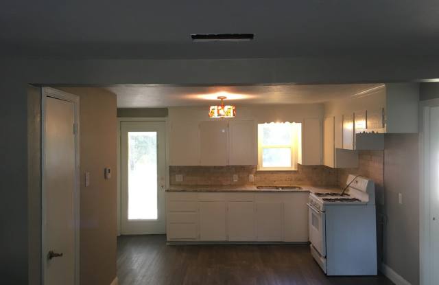 3/2/1 Gilmer Fenced Yard - 836 2nd Street, Gilmer, TX 75644