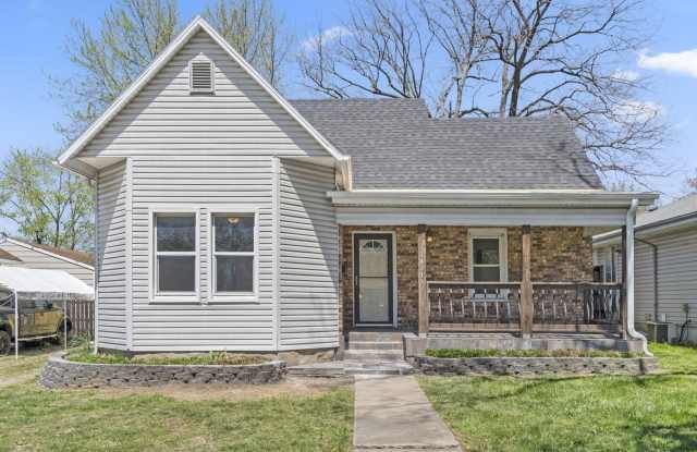 REMODELED 3 Bed | 1 bath | FENCED IN YARD -- Pets welcome | Located in Springfield MO! photos photos