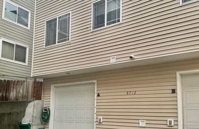 Spacious 2-Bed Townhouse in Seattle’s Greenwood / Phinney Area Gallery 3