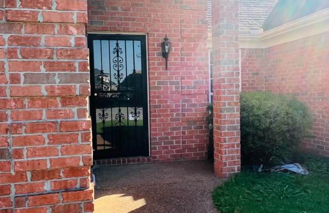 Fenced in back yard! Split bedroom floor plan! Pets are owner's approval, fees do apply. Gallery 4