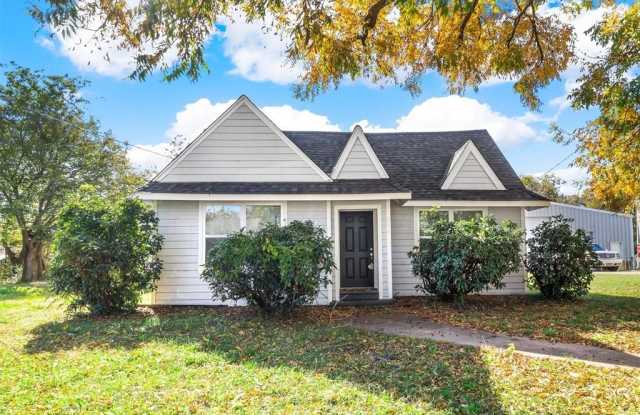 606 E 12th Street - 606 East 12th Street, Bonham, TX 75418