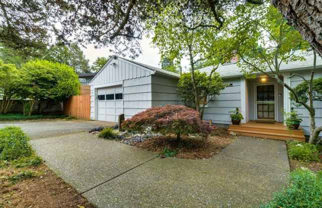 Beautiful Bungalow in SW Portland with Huge Deck and Massive Yard! Gallery 1