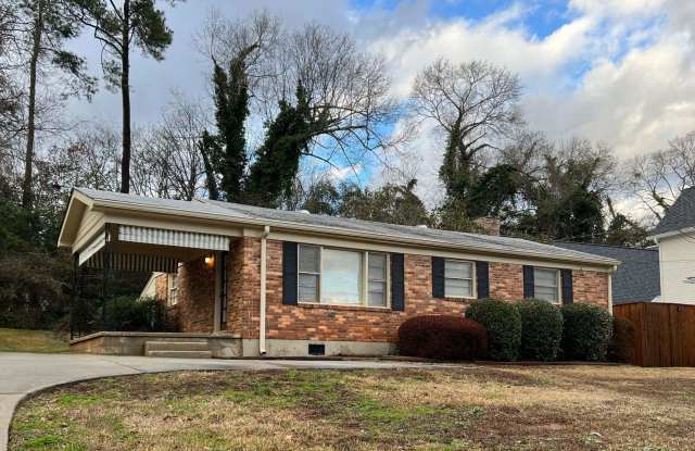 Charming home in desirable area available NOW! - 210 Pineneedle Road, Athens, GA 30606