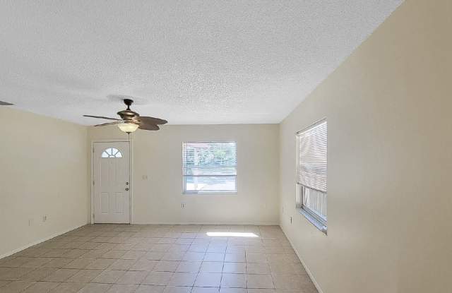 MOVE-IN SPECIAL! ½ OFF YOUR FIRST MONTH’S RENT! 1/1. Annual Two Bedroom, Two Bath Duplex Located on a Quiet Street in West Bradenton Gallery 3