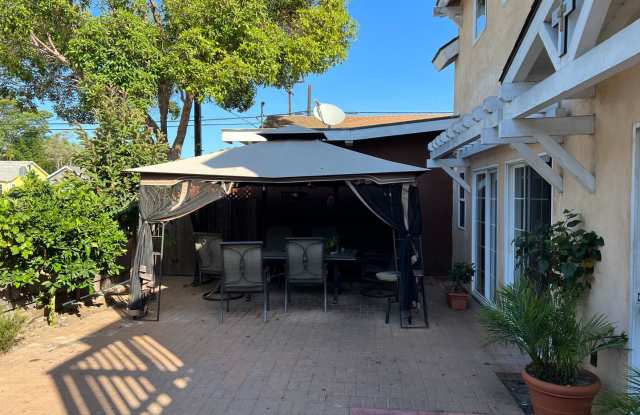 West Side 2 Bedroom With Bonus Room 2 Bath Home Gallery 3
