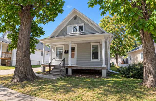 2-Bedroom / 1-Bath Single-Family Home Near UNL with Oversized Two-Car Garage Gallery 3