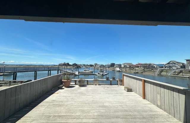 RENT SPECIAL! 1/2 MONTH OFF RENT IF SIGNED LEASE BY 9/30! 2 Bed 2 Bath Waterfront Condo in Sandy Point Gallery 3