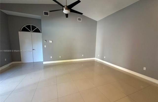7020 SW 100th Ct Gallery 4