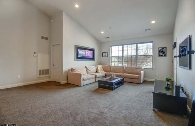 1302 Meadow Brook Ct Gallery 2
