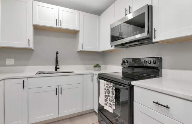2/1 Duplex with fenced backyard located in Brandon photos photos