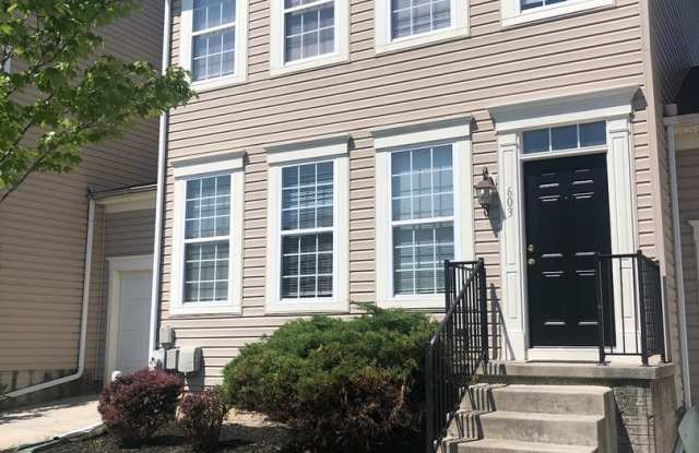 Middle River - 4 bedrooms and 3.5 baths Available! Gallery 1