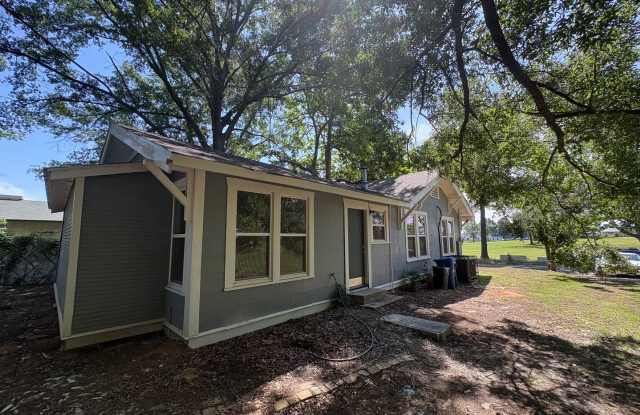 Gorgeous fully remodeled 3 bed/1.5 bath Craftsman-style Bungalow Gallery 4
