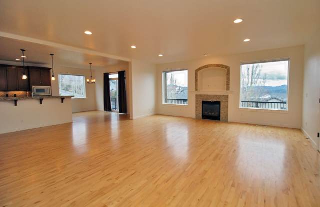 Gorgeous  Spacious 5+ Bedroom Happy Valley Home with Fantastic Views! - 15128 Southeast Nia Drive, Happy Valley, OR 97086
