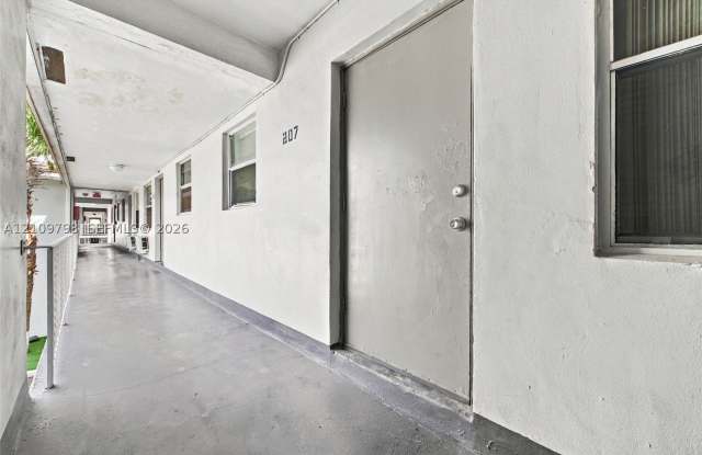 1951 SW 69th Ave Gallery 4