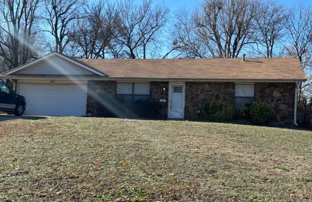 Newly Updated In Quite Cul-De-Sac! - 907 West 9th Place South, Claremore, OK 74017