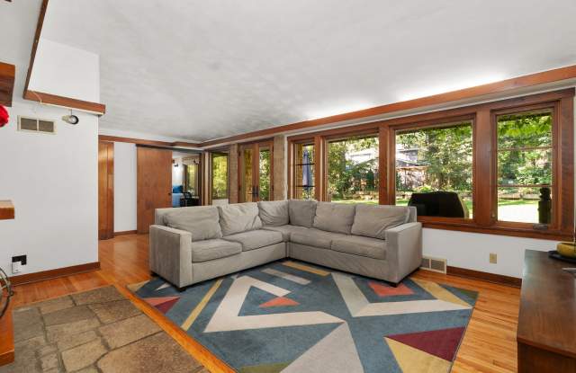 1018 Shorewood Boulevard Gallery 3
