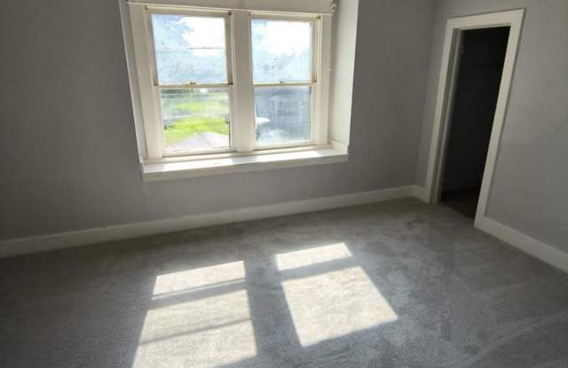 Spacious 3 bedroom Located in East Toledo photos photos