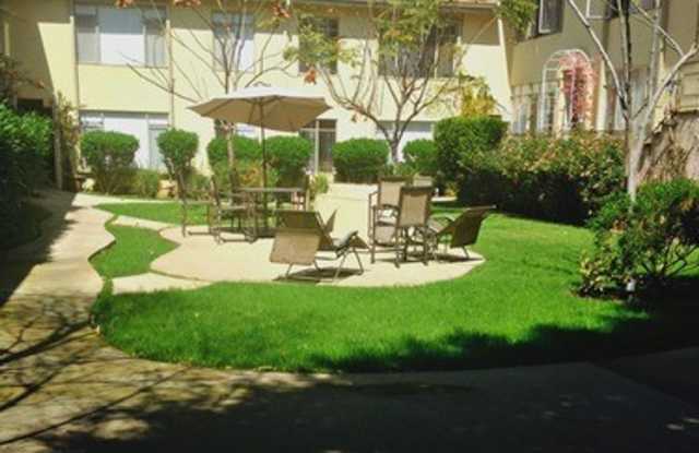 KCI - PALM COURT APARTMENTS Gallery 3