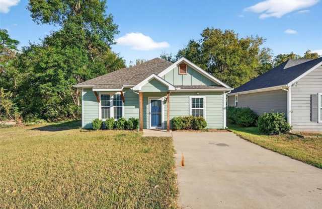 305 W Walker Street - 305 West Walker Street, Denison, TX 75020