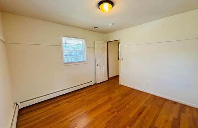 4 Bedroom 2.5 Bath House 1 Car Garage Gallery 3