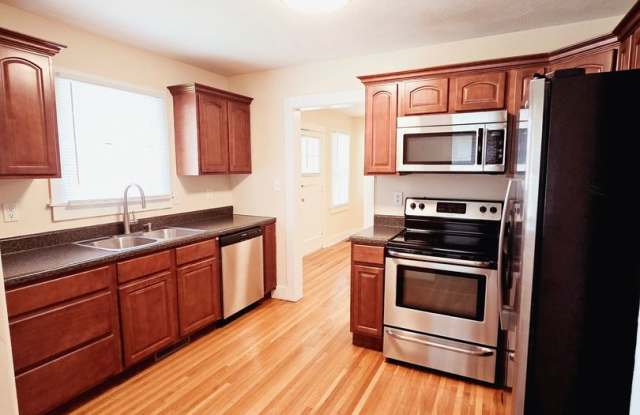 Cute Bungalow - 2 Living Areas  Bacement photos photos