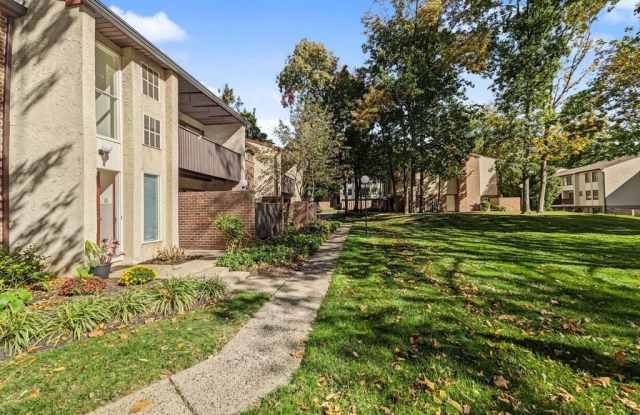 2-36 ASPEN WAY W Gallery 1