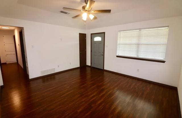 FOR LEASE! Newly Remodeled - 3 Bedroom - 1.5 Bath Brick Home in Low Traffic Area in Weatherford! Gallery 3