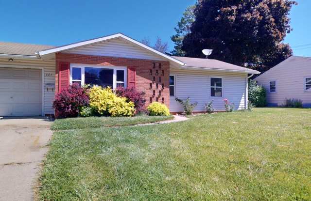 3 Bedroom w/Fully Fenced Backyard-221 17th St Gallery 1