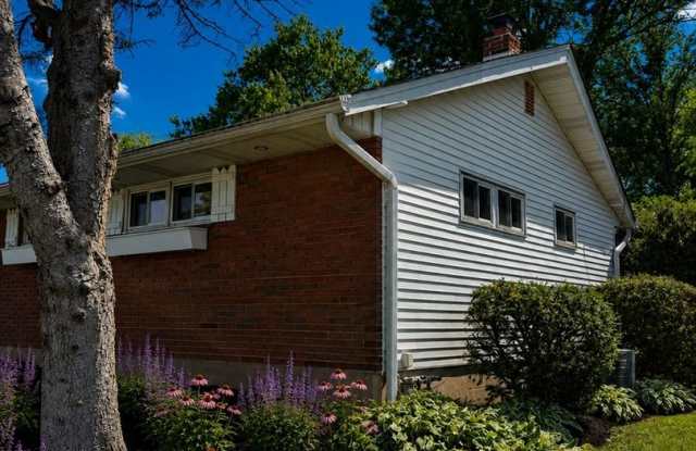 Spacious 3BR House in Warminster Gallery 3