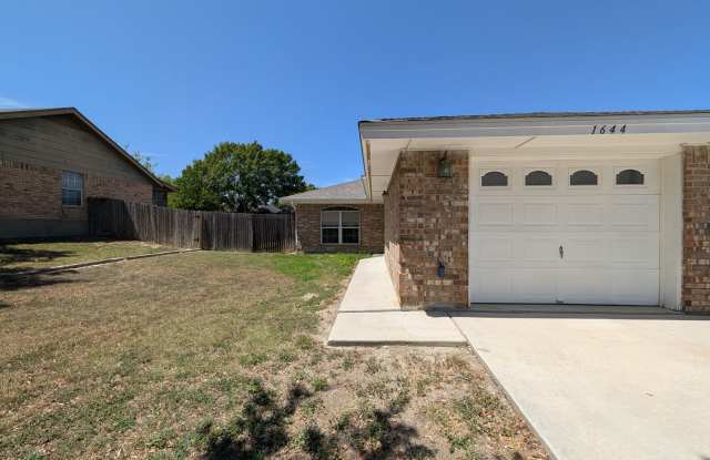 *1 month free rent* 3/2/1 Duplex / Walk to Kraft Park & The Countyline- Memorial Trail / Fridge Included / No Carpet / NBISD Gallery 3