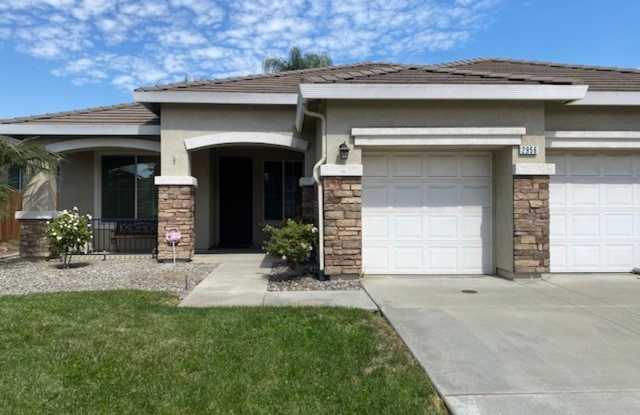 Nice and Spacious home in Great North West Visalia neighborhood off of County Center and Ferguson photos photos